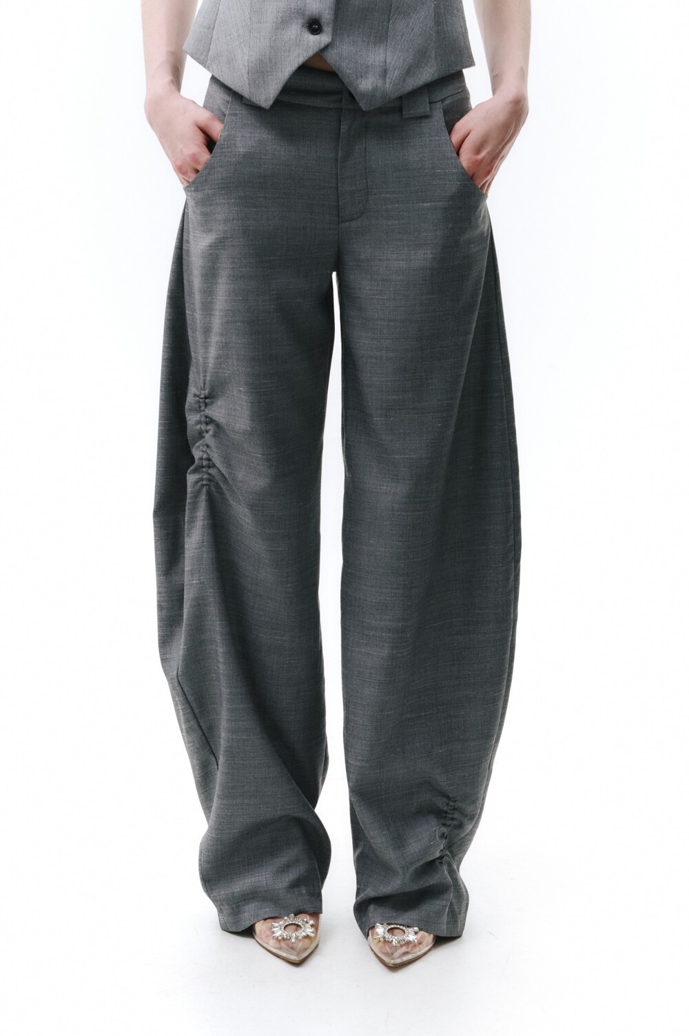 Gray trousers with pintucks